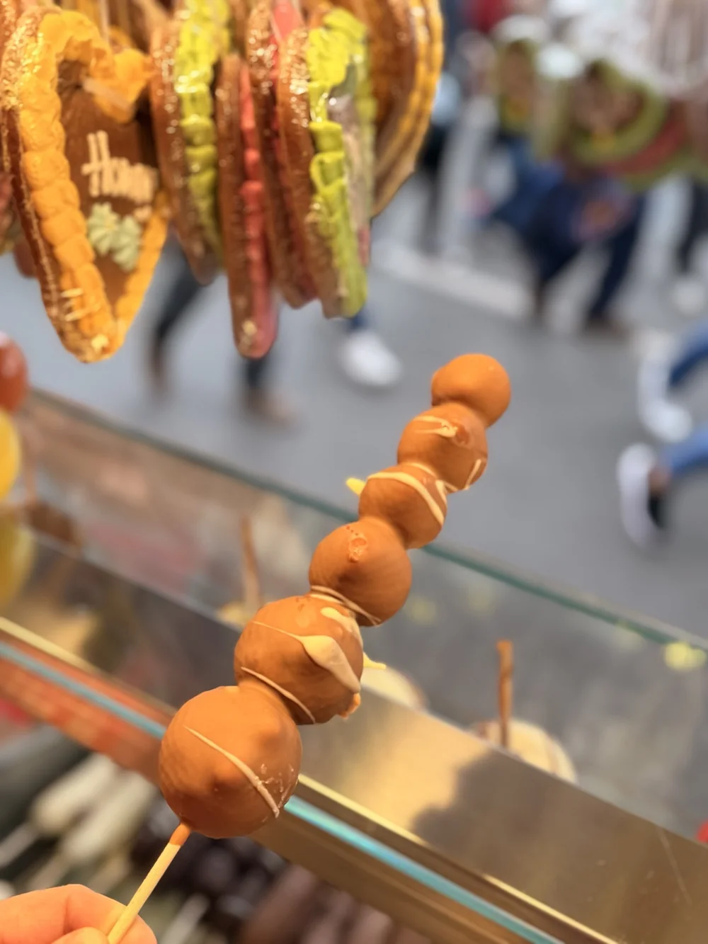 Schoko-Früchte am Stiel mit Vollmilch- und weißer Schokolade